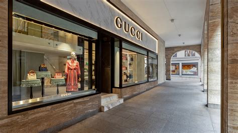 operai gucci lugano|Gucci, Via Nassa 2, Lugano, Phone +41 91 922 54 60.